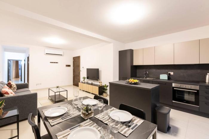 Beautiful Modern Central 2BR Apt