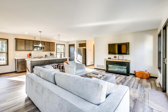 Golf, Hike and Boat Home with Fire Pit in Friendship