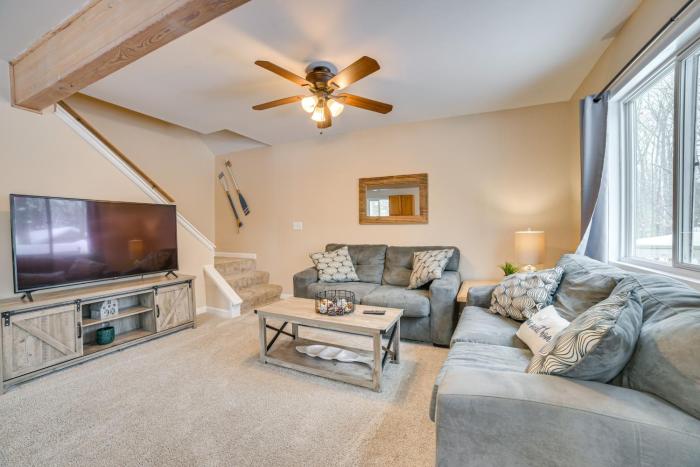 2 Blocks to Higgins Lake Family-Friendly Home