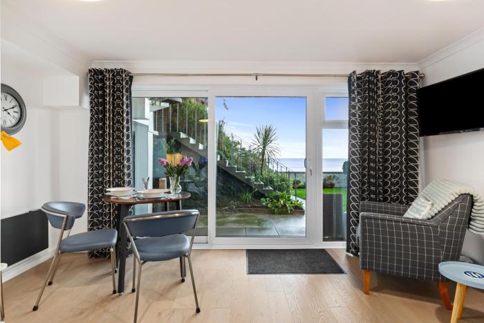 2 Beach Court - Direct Beach Access Sea Views