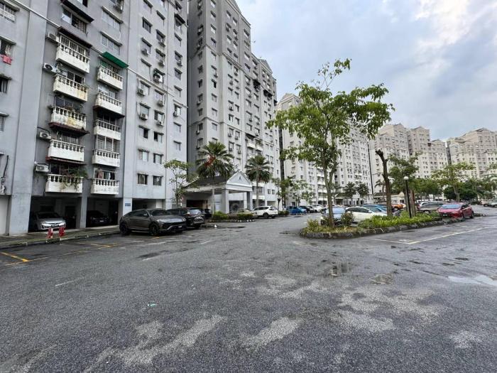 Avenue Court