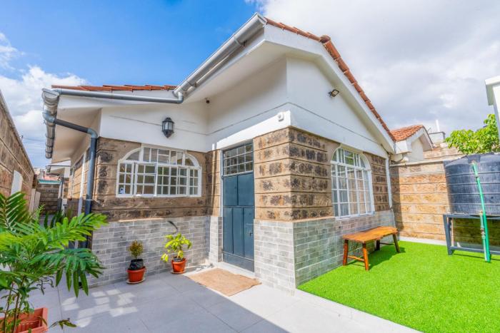 2BR Airport Boutique Apt - Ideal for Transit, Layovers, Delayed Flights- 10 Min From Airport