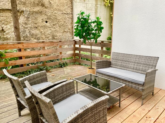 Cosy Apartment with Terrace & Free Parking