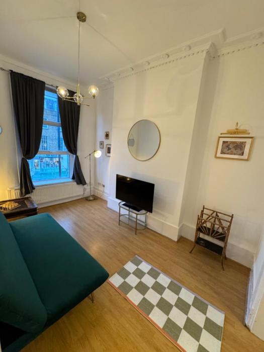 Chic & Cozy Apartment a step from Camden Road St