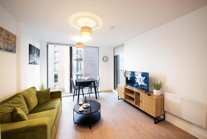 Modern 1-Bed Apartment Near City Centre, Arndale, Spinningfields, MediaCityUK, Old Trafford & Etihad, Sleeps 4, Netflix, Gym, Balcony, Nespresso Machine, Perfect for Long & Short Stays, Leisure, Contractors & Professionals!