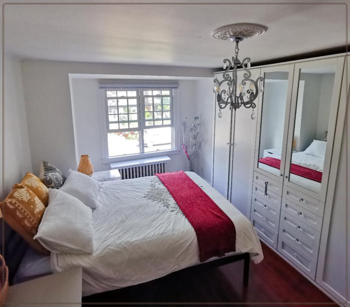 Cozy room with private bathroom near subway