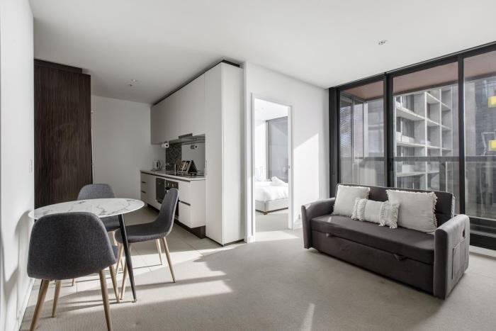 Modern Nomads Prime CBD 2BR Modern City Haven with Pool & Gym