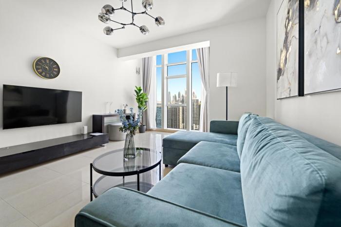 Large 1 BR Duplex With Lake View