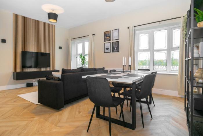 Luxury 4 Bed Home with Pool Table