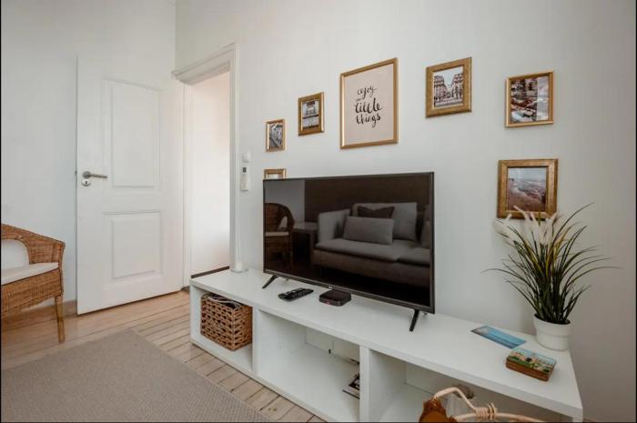2 Bedroom Apartment with Great Transport Links to the Heart of Lisbon