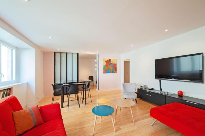 large pleasant studio alcove in center