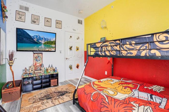 3 Bedroom Poolview Condo - Sleeps 10 - Harry Potter Themed Bedroom - 17 min to Universal