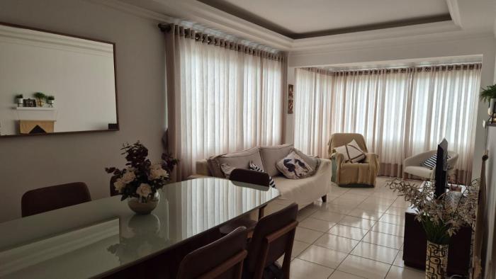 3 dormitórios, com excelente localização, vista para a Praça Flávio Boianoviski e para o mar