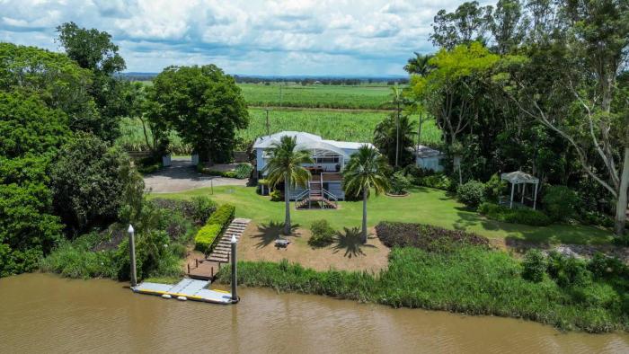 Clarence River Retreat - Oceanstays - Farmstay & Jetty