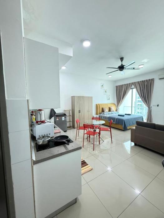 Cozy cybersqaure king bed neflix wifi free parkin pool view 1710