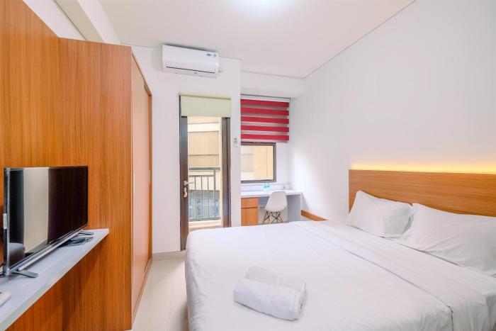 Well Furnished Studio at Transpark Cibubur Apartment By Travelio
