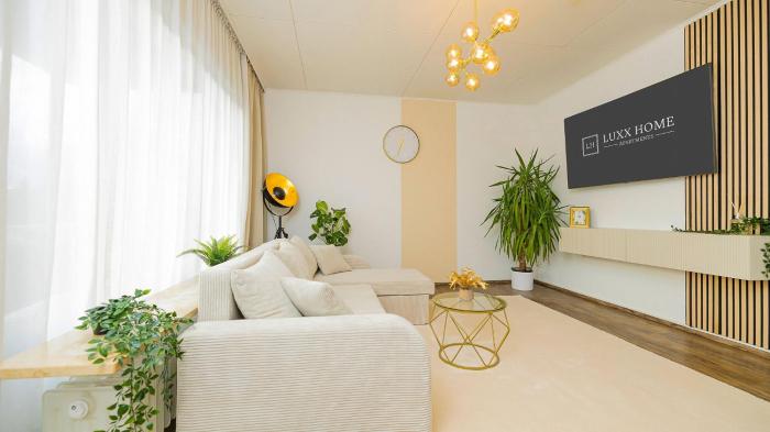 Luxx Home MM, Airport - Parkplatz - Küche - Balkon