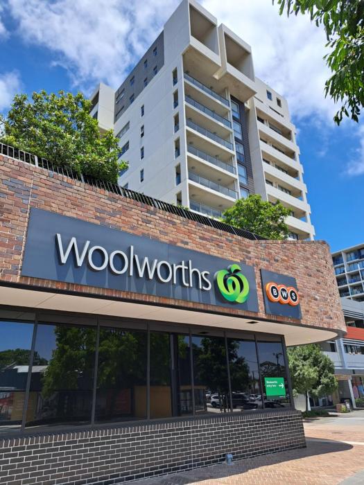 Hurstville Luxe 1BR above shops & nr train, Game Console & Free Netflix