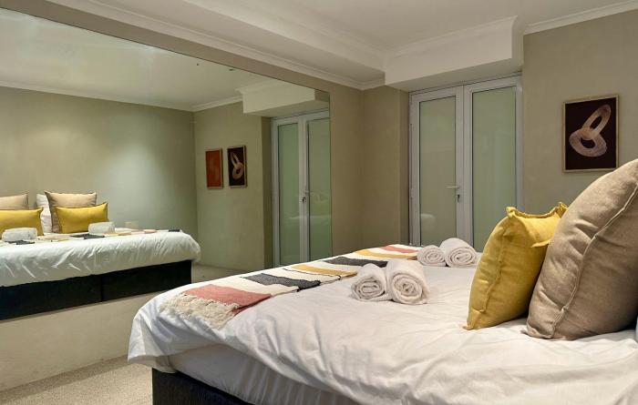 Sea Point flat - 130m2 in basement with patio