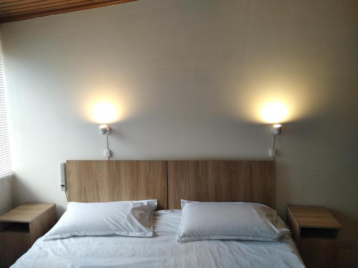 Cuarto con Cama King y Smart TV en apartamento compartido en Tunja