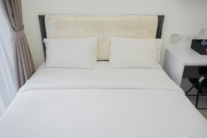 Elegant and Comfy Studio at Sky House BSD Apartment By Travelio