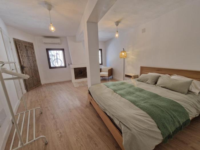 Habitación amplia y tranquila con baño privado en piso compartido