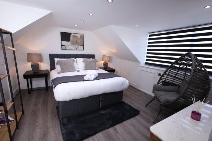 Modern 4-Bed Watford Flat - 20-min to London