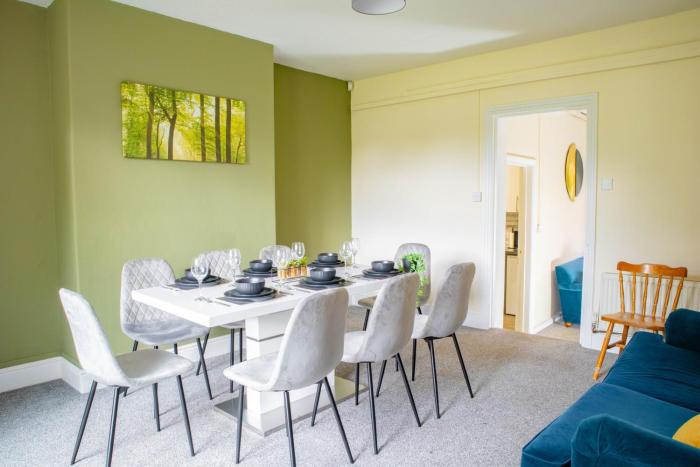 3 Bedroom House - Free Parking-Hospital-Contractors-Families - Long Stay Rates Available