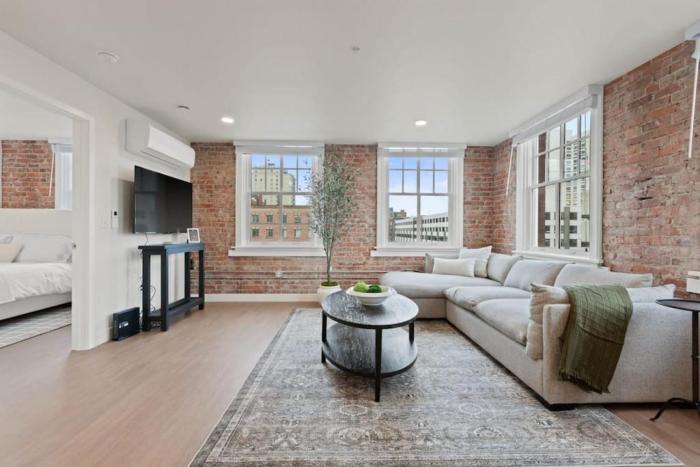 Spacious Apartment with King Beds - J and K on Main