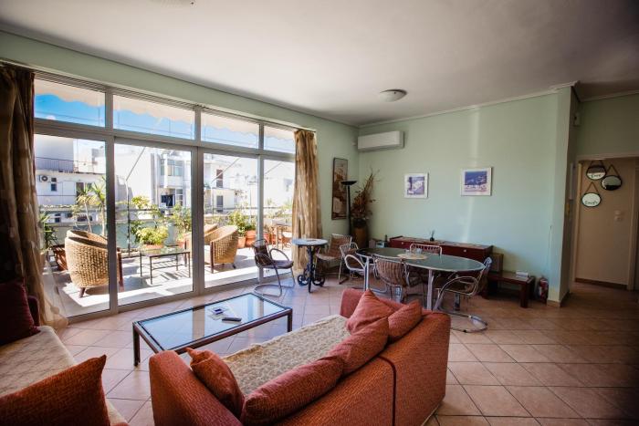 Μεγάλο Διαμέρισμα με ευρύχωρο μπαλκόνι στην Αθήνα