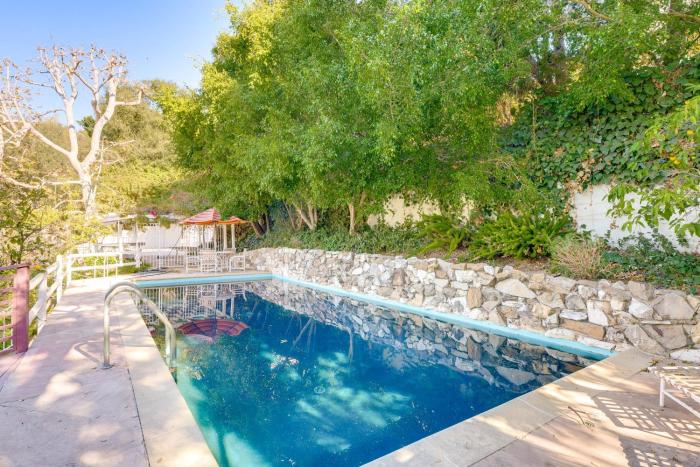 Less Than 1 Mi to UCLA Pet-Friendly Couples Retreat!