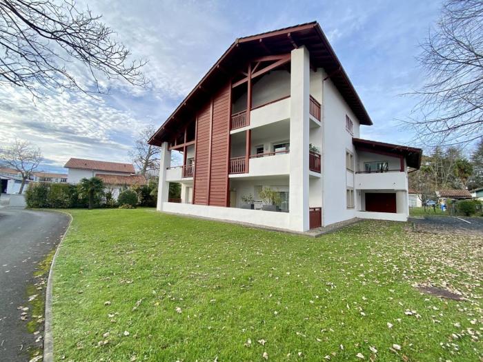 Spacieux T1 bis à Cambo-les-Bains avec terrasse, animaux admis, parking et Wi-Fi - FR-1-495-147