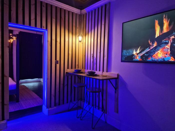 The Penny Blue Apartment With Private Hot Tub