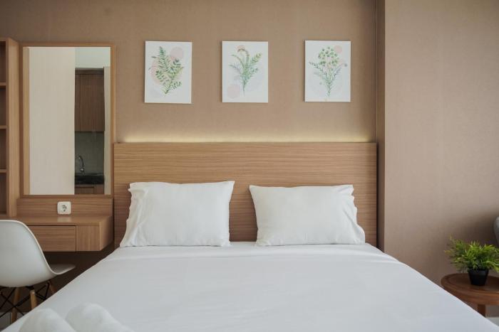 Comfort and Cozy Studio at Casa De Parco Apartment By Travelio