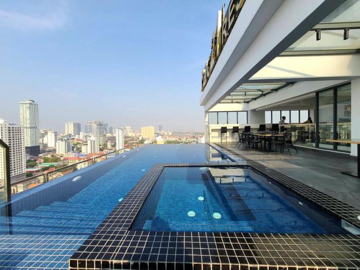 Modern Apartment with Rooftop Pool & Gym