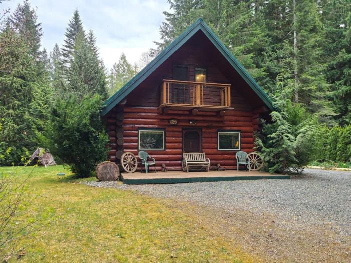 Two Bedroom Real Log Cabin with WIFI and EV Char ger