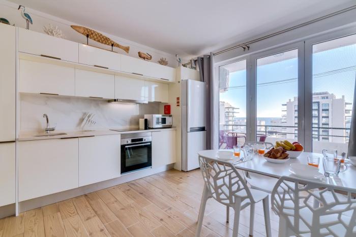 Noah House, 2 bdr apartment with sea view