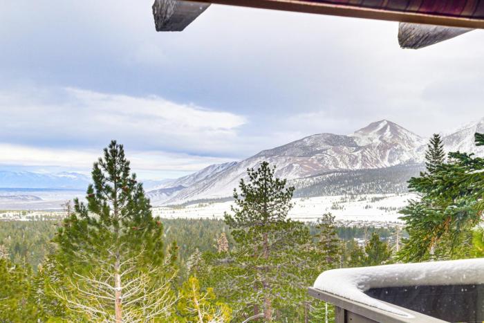 Walk to Ski Lift Mtn-View Condo in Mammoth Lakes
