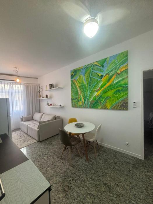 Espaçoso e iluminado, 1 quadra da praia, ar condicionado