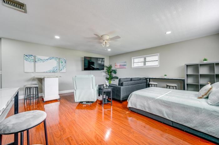 Walk to Hard Rock Casino Cozy Studio!