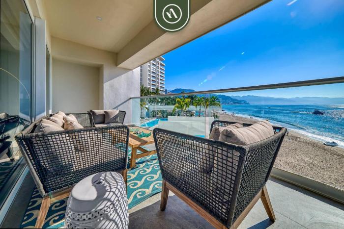 Luxury 4 BR Condo Right Next to the Beach - Pools