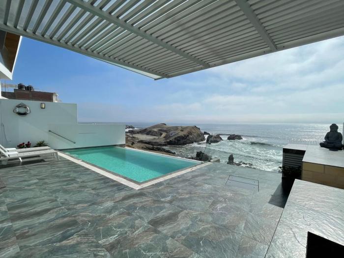 Casa de playa con vista al mar y piscina