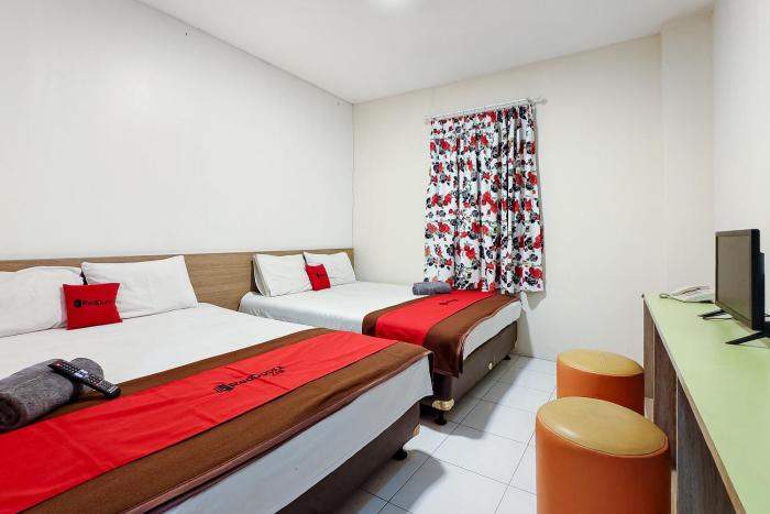 RedDoorz near Taman Safari 3