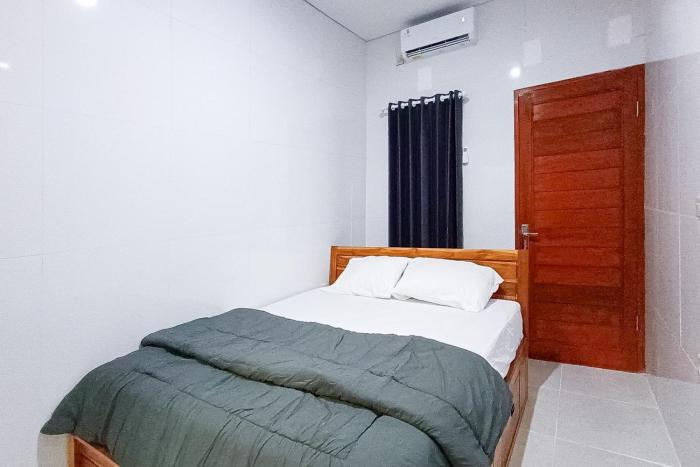 Widi Guest House near GWK Mitra RedDoorz