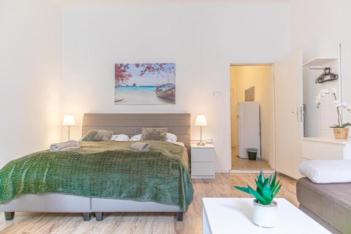 2BR Flat near Westbahnhof WiFi & TV Included