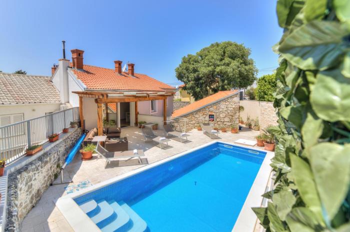 OASIS Holiday house with pool near city center