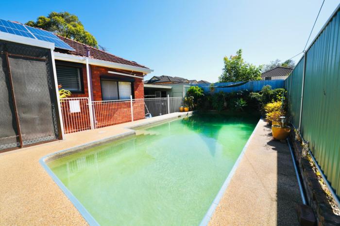 3BR Home with Pool Near Shops, M5 & Train Stations