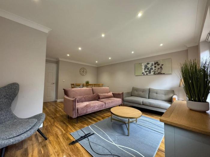 Thursday House, Sleeps 11, 5 Bedrooms, Contractors, Free Parking