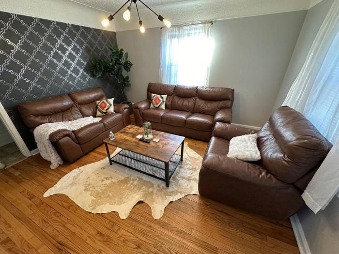 3 Bedroom Fenced Backyard Pets Welcome Sleeps 6