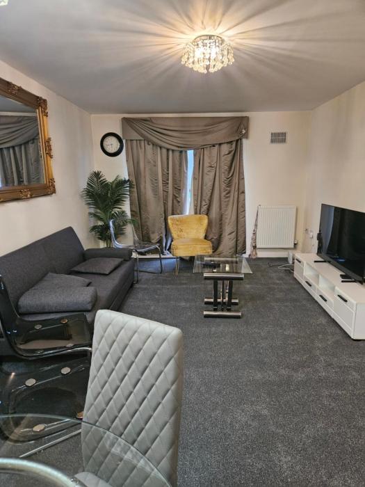 Lux Den close to M1! Netflix , Parking & Broadband